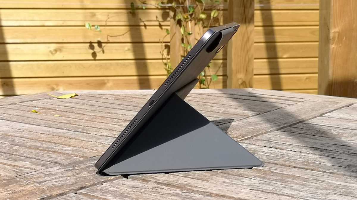 Xiaomi Pad 6S Pro в чехле Pro Cover, вид справа