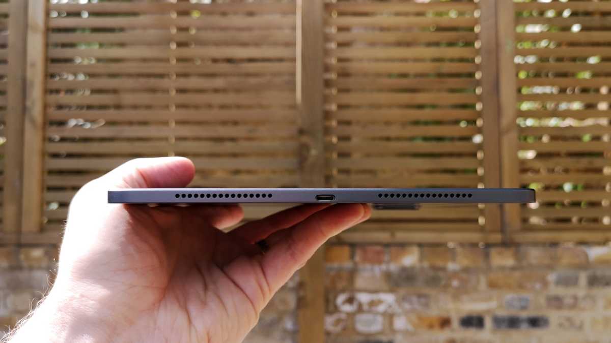 Крупный план правого края Xiaomi Pad 6S Pro.