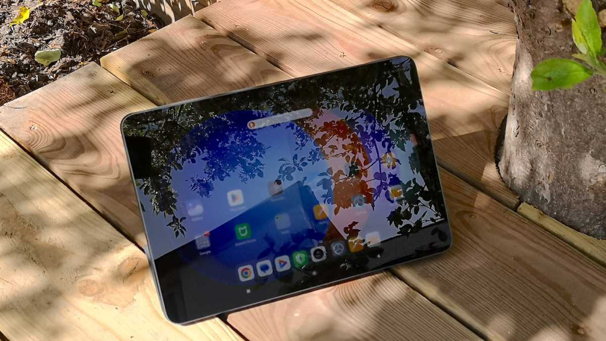 Xiaomi Pad 6S Pro с максимальной яркостью, пробивающийся сквозь блики полуденного солнца