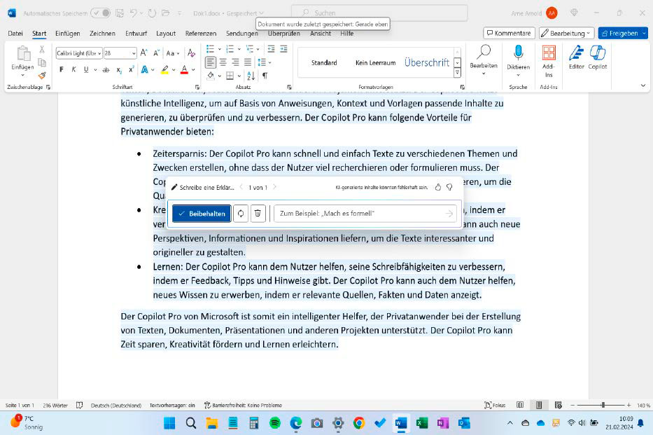 Hat der Copilot in Word einen Textvorschlag erstellt, erscheint dieser blau hinterlegt und kann über das Tool durch Eingaben von Kurrekturanweisungen („schreibe ausführlicher“, „formuliere lockerer“) weiter bearbeitet werden. Nach einem Klick auf „Übernehmen“ wird der Text normaler Bestandteil des Dokuments.