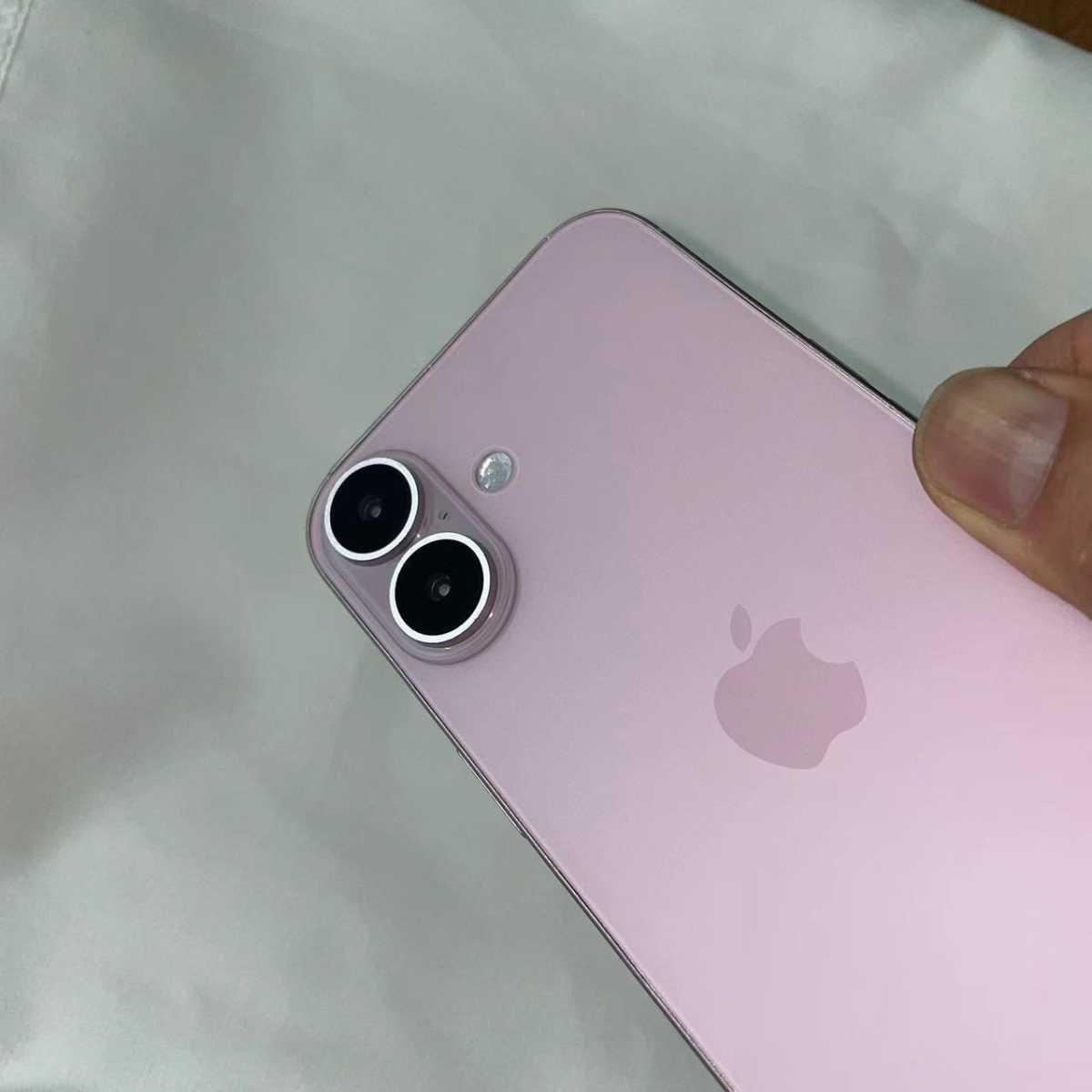 iPhone 16 mockups show vertical camera alignment, Pro sizing shakeup