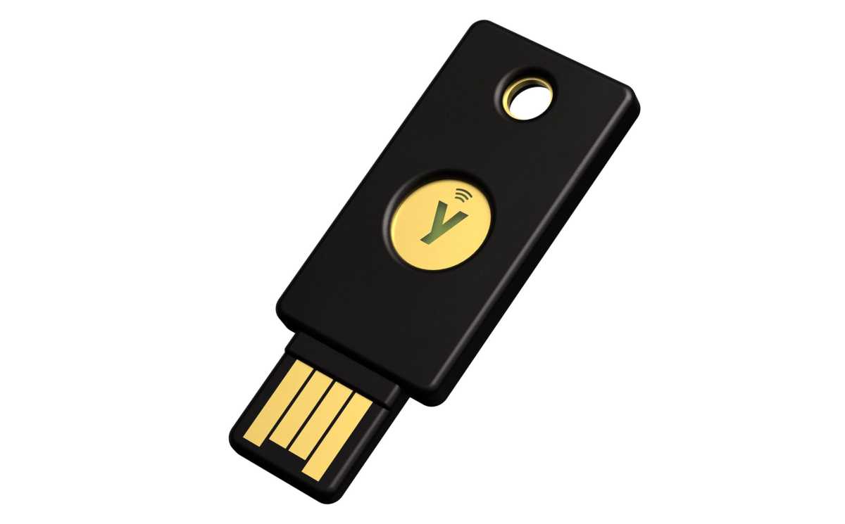 Ein Fido-2-Stick wie dieser ist eine von mehreren Backup- Optionen für Passkeys. Am bequemsten jedoch ist die Synchronisierung mit dem Smartphone in der Cloud.