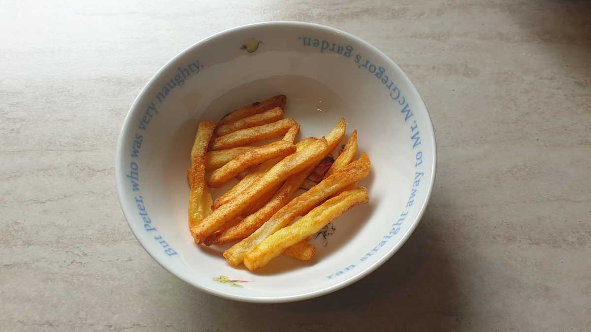 A view of a bowl with fries cooked by the Sharp Dual Drawer 8l Digital Air Fryer with Sync Finish