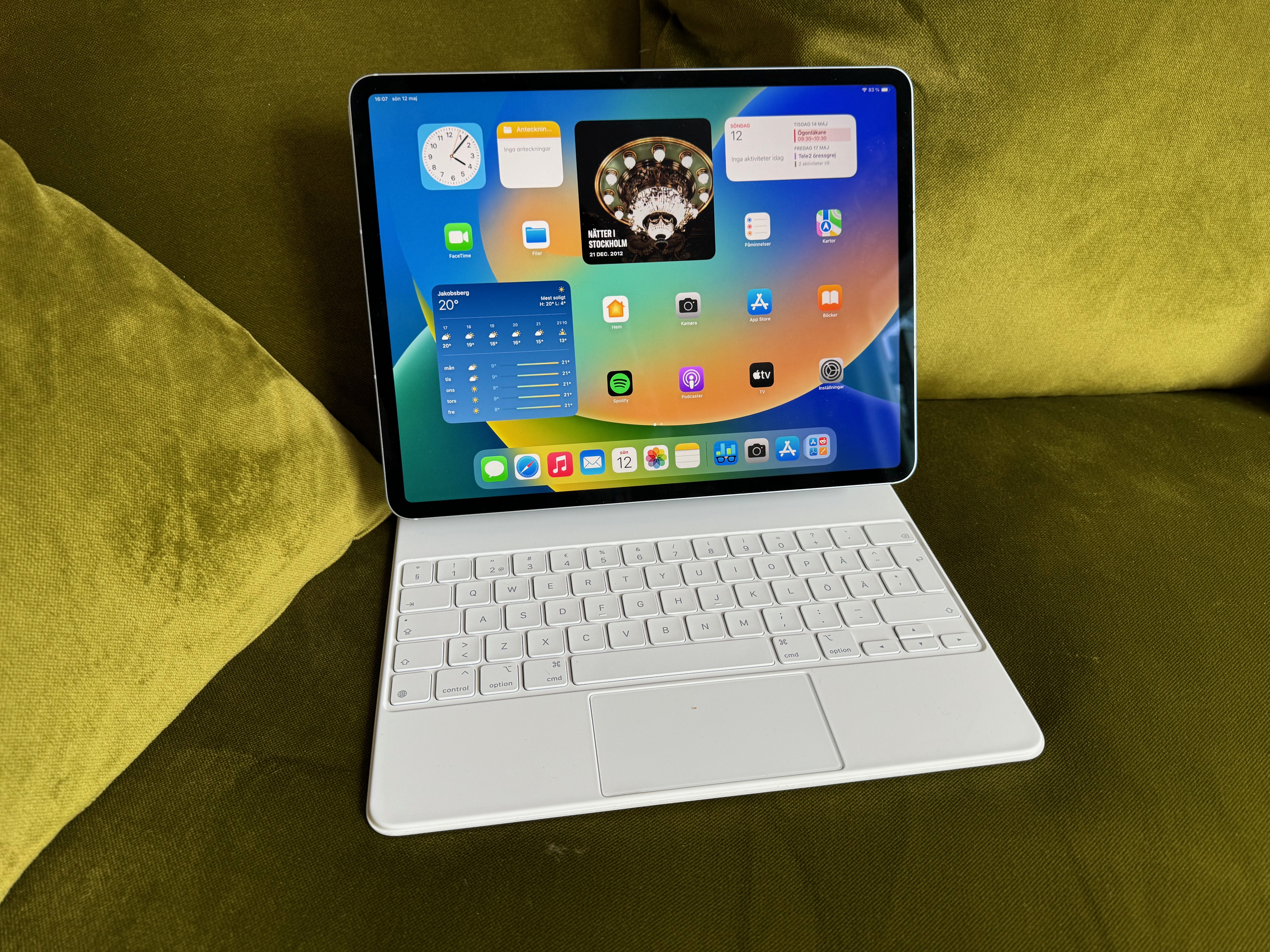 iPad Air M2 mot grön bakgrund