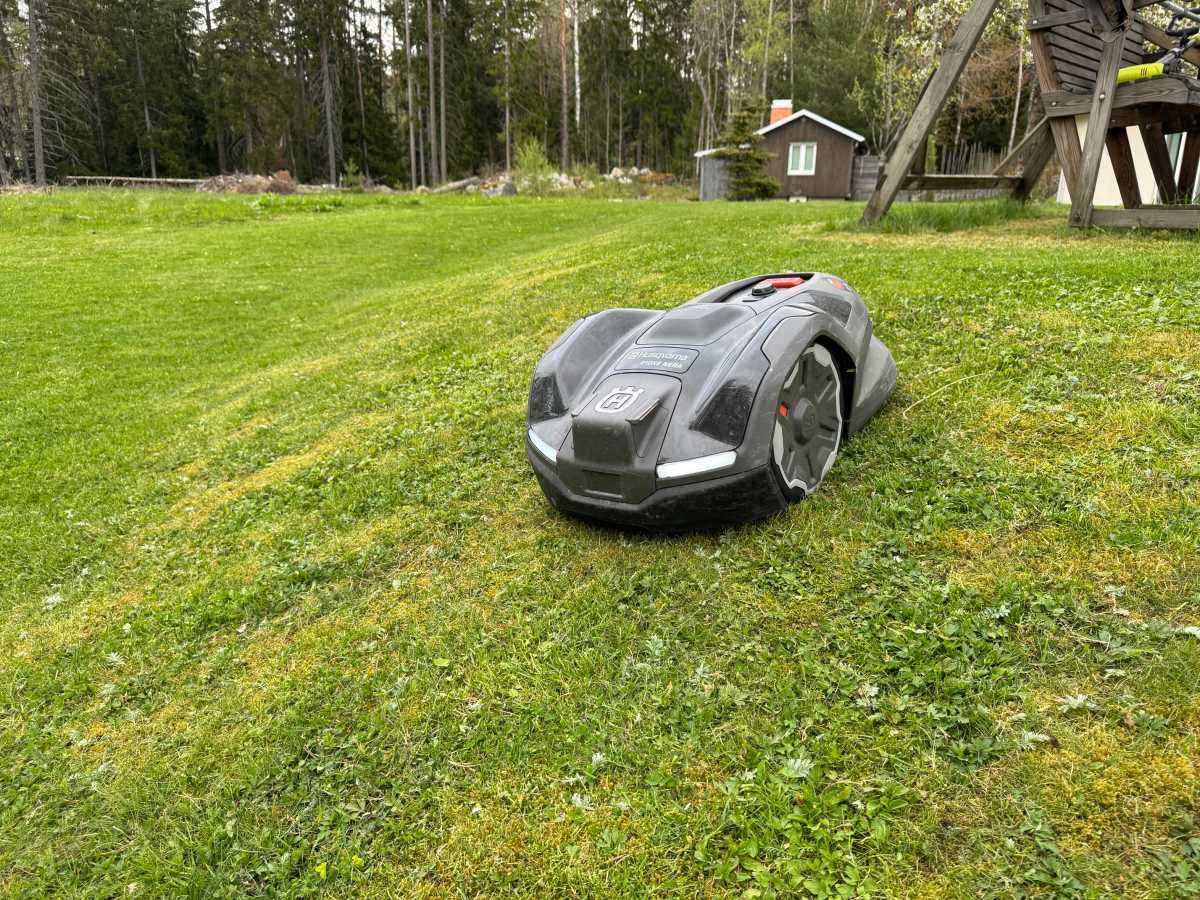 Test Robotgräsklipparen Husqvarna 410XE Nera gör jobbet galant M3
