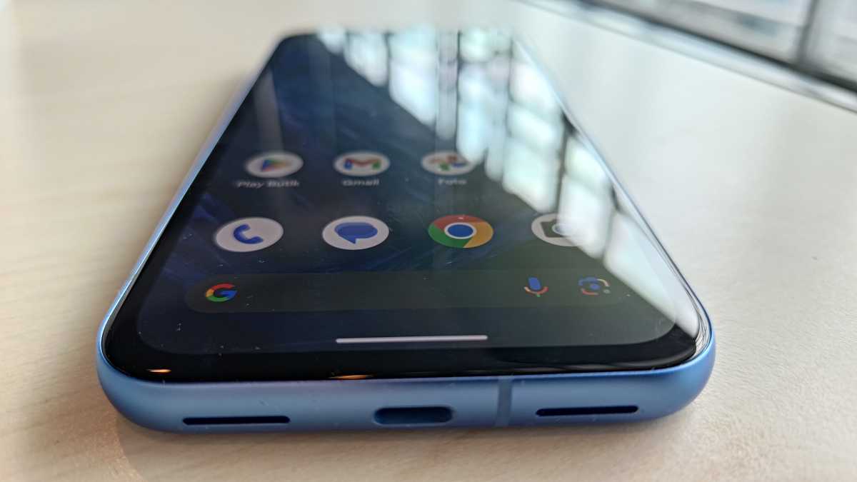 Pixel 8a снизу