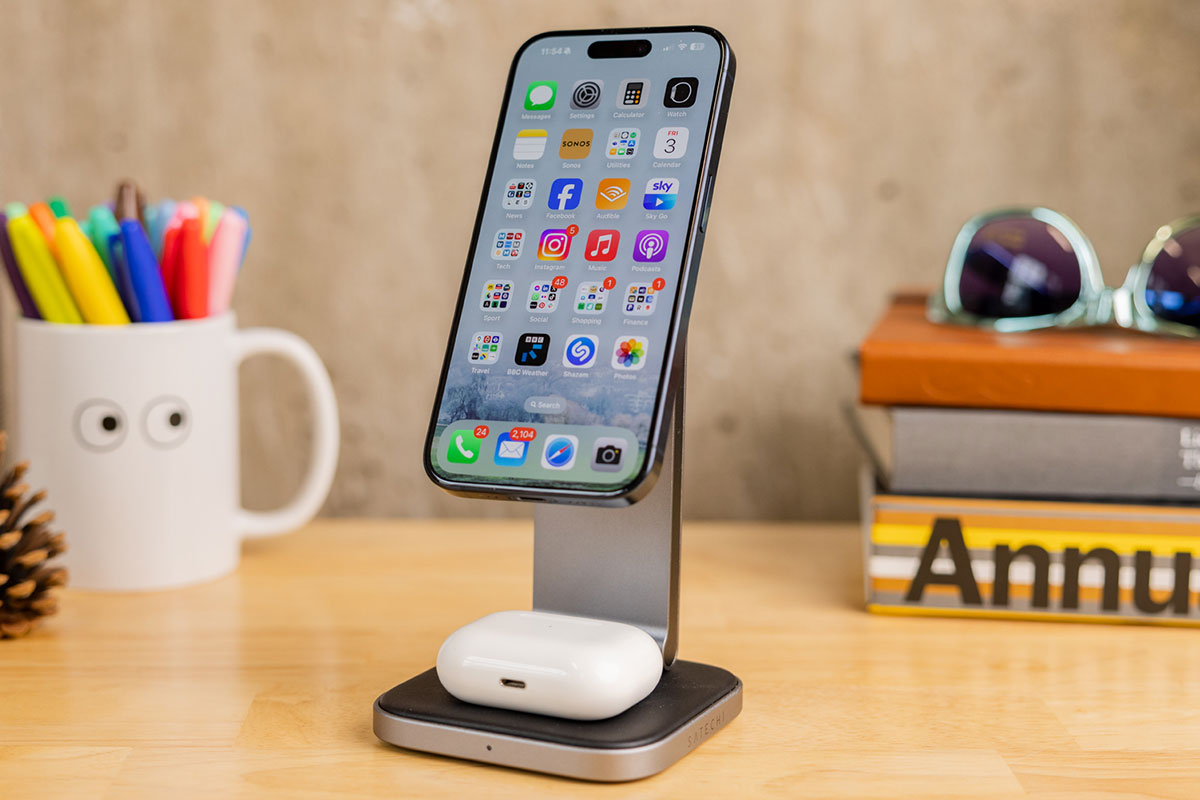 Satechi 2-in-1 Foldable Qi2 Wireless Charging Stand – Best 2-in-1 magnetic charger