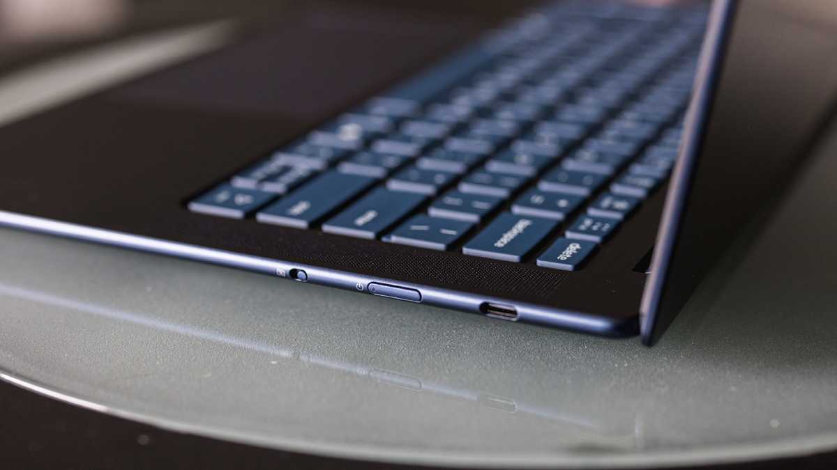 Lenovo Yoga Slim 7x laptop edge USB-C