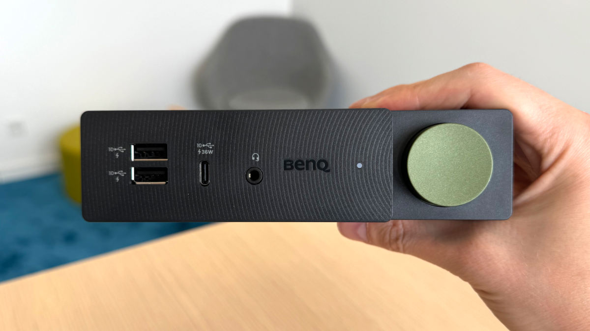 Frontansicht des BenQ-Docks, das in einer Hand gehalten wird