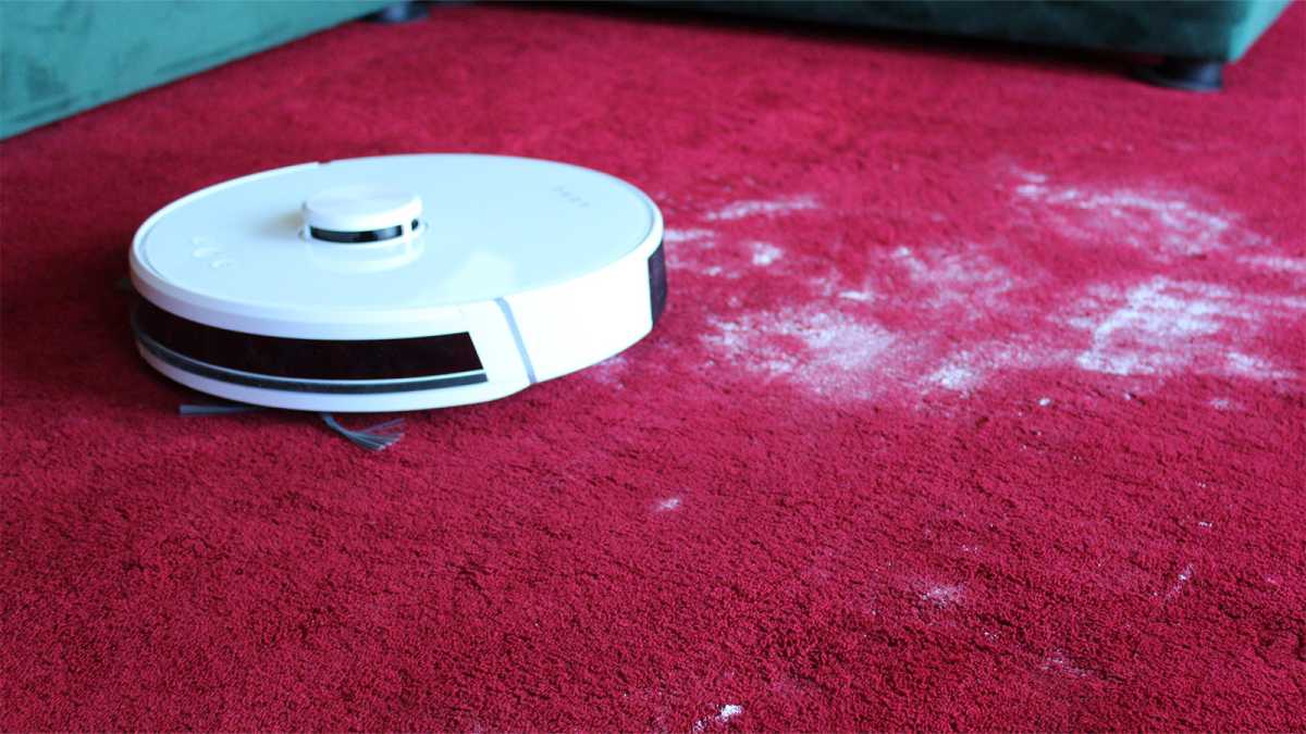 Clear evidence of flour left behind after the Aeno vacuumed the carpet