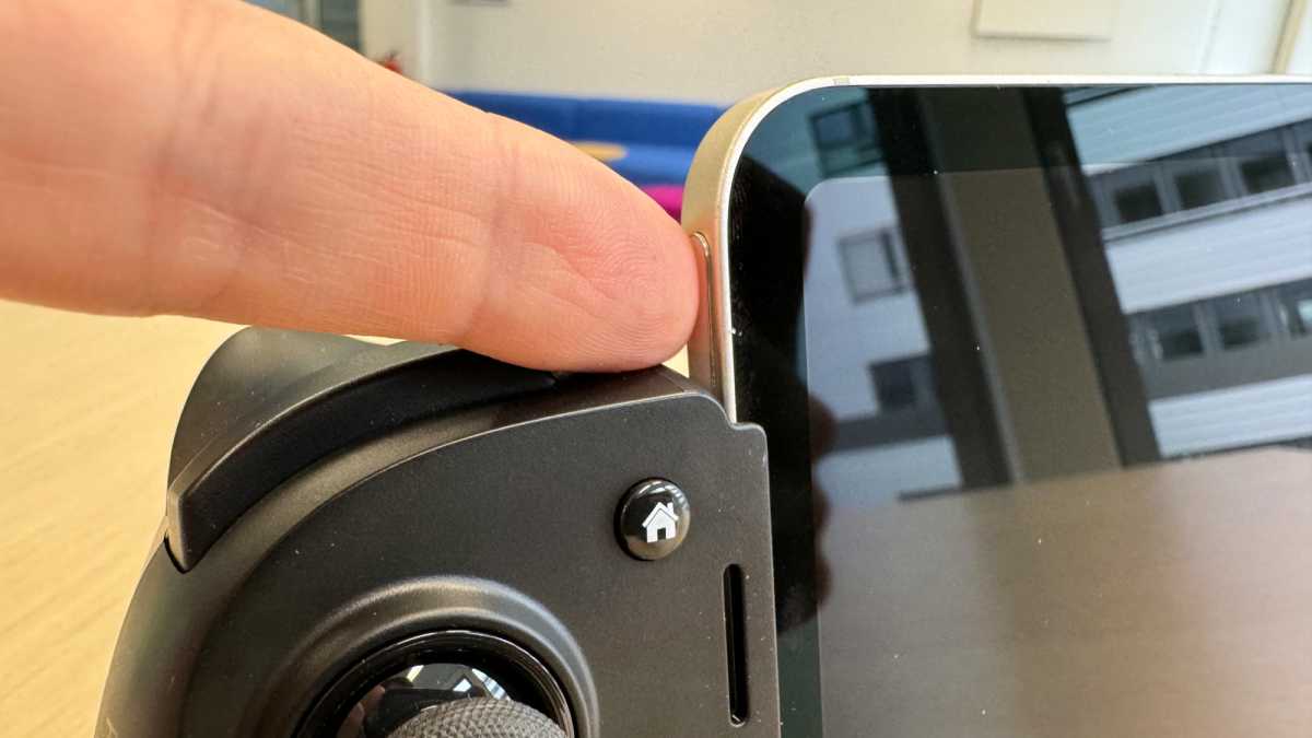 Nahaufnahme des Razer Kishi Ultra mit iPad Mini 6, Finger zeigt auf den halb verdeckten Power-Button das iPads