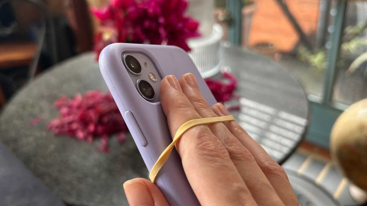 Use a rubber band to attach your phone to your hand