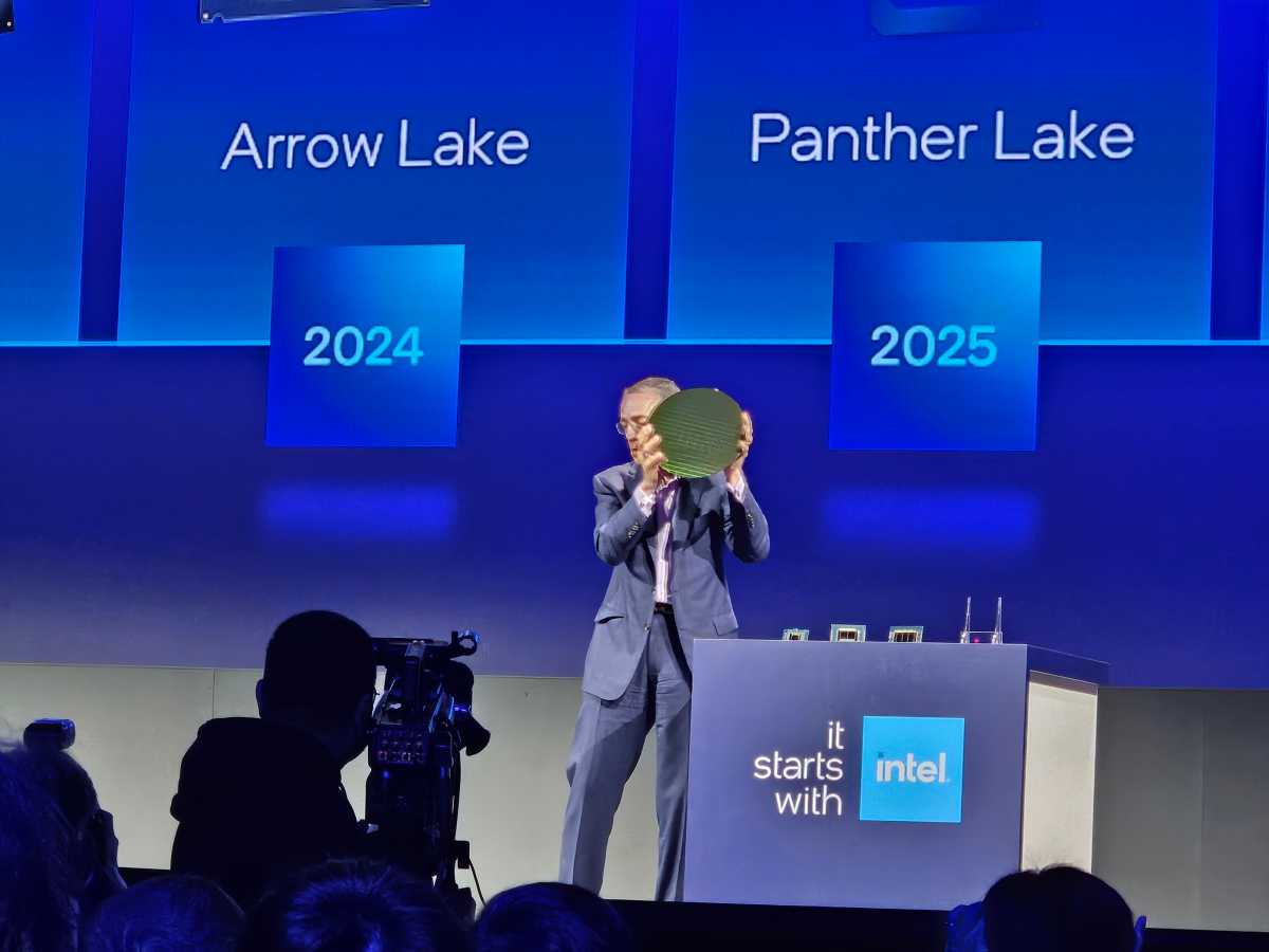 Intel Pat Gelsinger Arrow Lake wafer