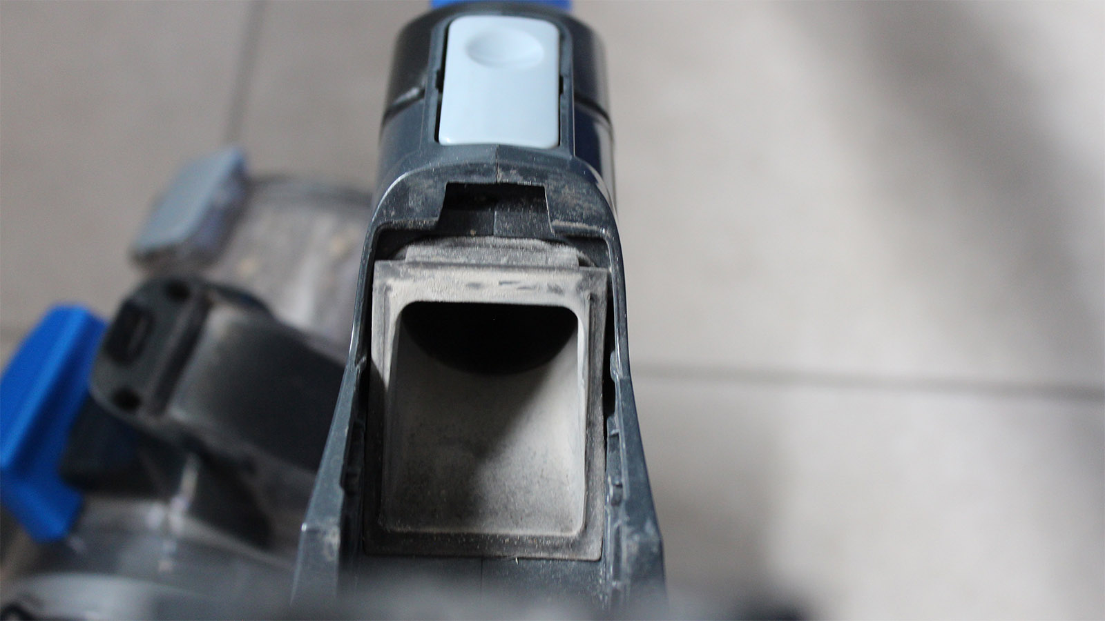 Mirando dentro de la varilla de una aspiradora