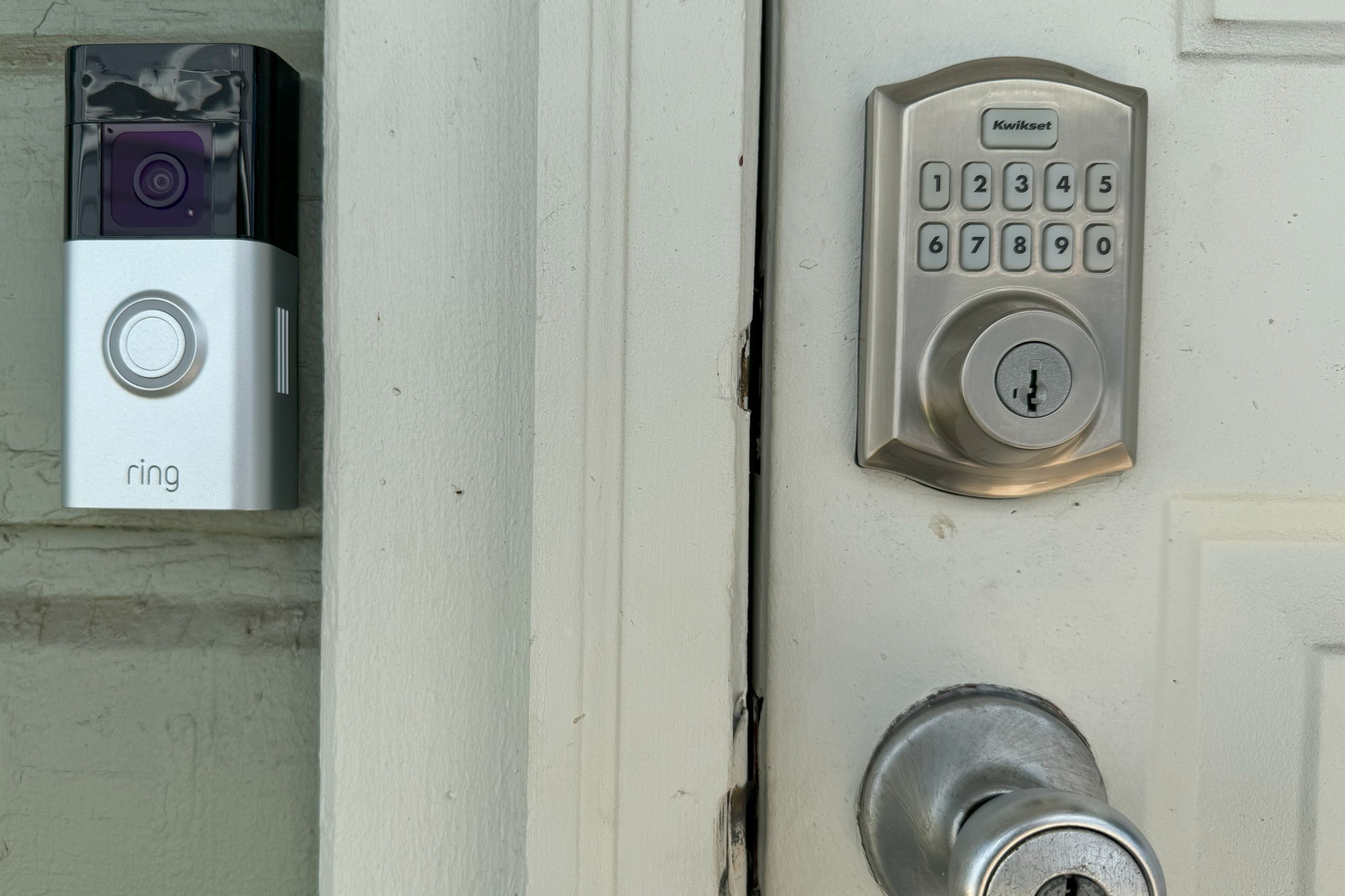 Ring Battery Doorbell Plus instalado junto a la cerradura inteligente Kwikset