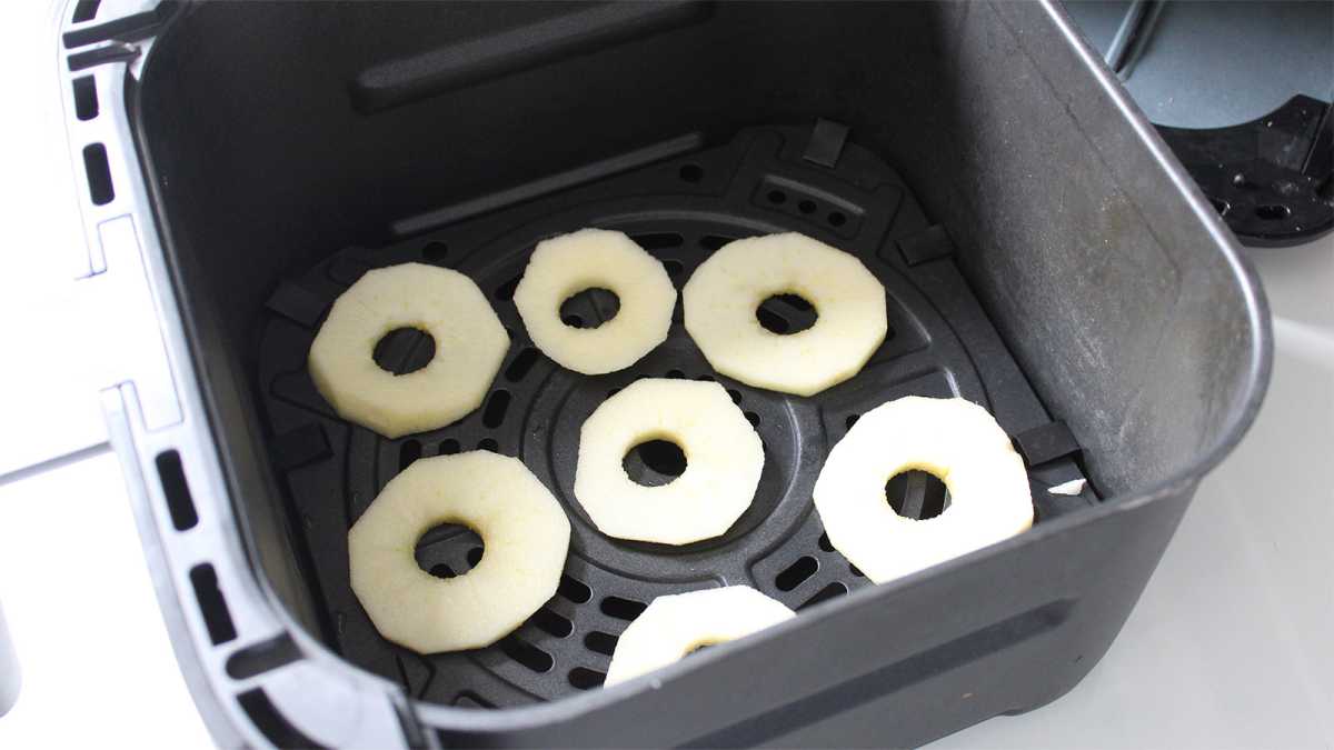 Drying apple slices in an air fryer