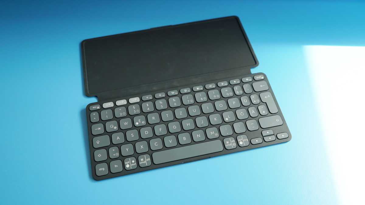Logitech Keys-to-Go 2 liegt geöffnet auf einem blauen Tisch