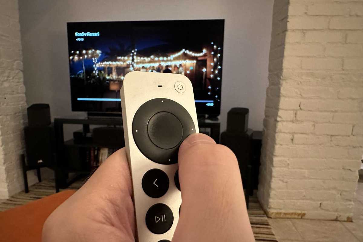 Apple TV 4K Siri Remote con deslizamiento en el borde exterior