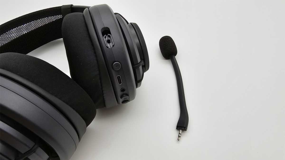 Controls and detachable microphone of the Turtle Beach Atlas Air
