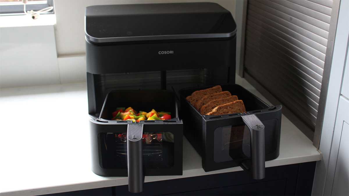 Pepper skewers and toasted bread in air fryer baskets