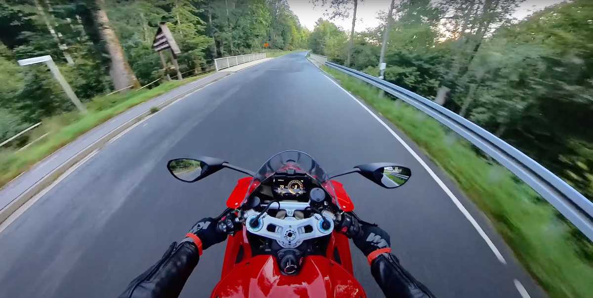 GTA 6 im echten Leben: Youtuber Blackout schnallt die Insta360 X4 einfach auf seinem Helm, um seine Ducati so richtig cineastisch aus der Ego-Perspektive zu filmen.