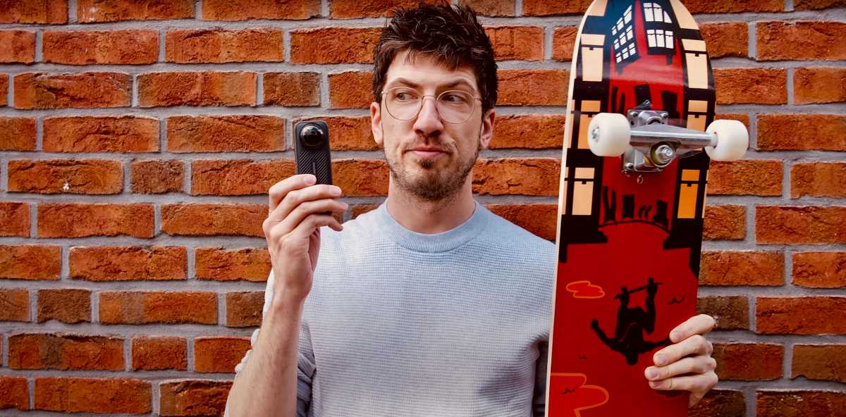 Für einen solchen Shot bräuchte man normalerweise eine Drohne, die neben dem Buddy in der Wüste fliegt. Mit der Insta360 geht das einfach über den Selfie-Stick, den MajorTech hier gerade hält, der aber via KI rausgerechnet wird.