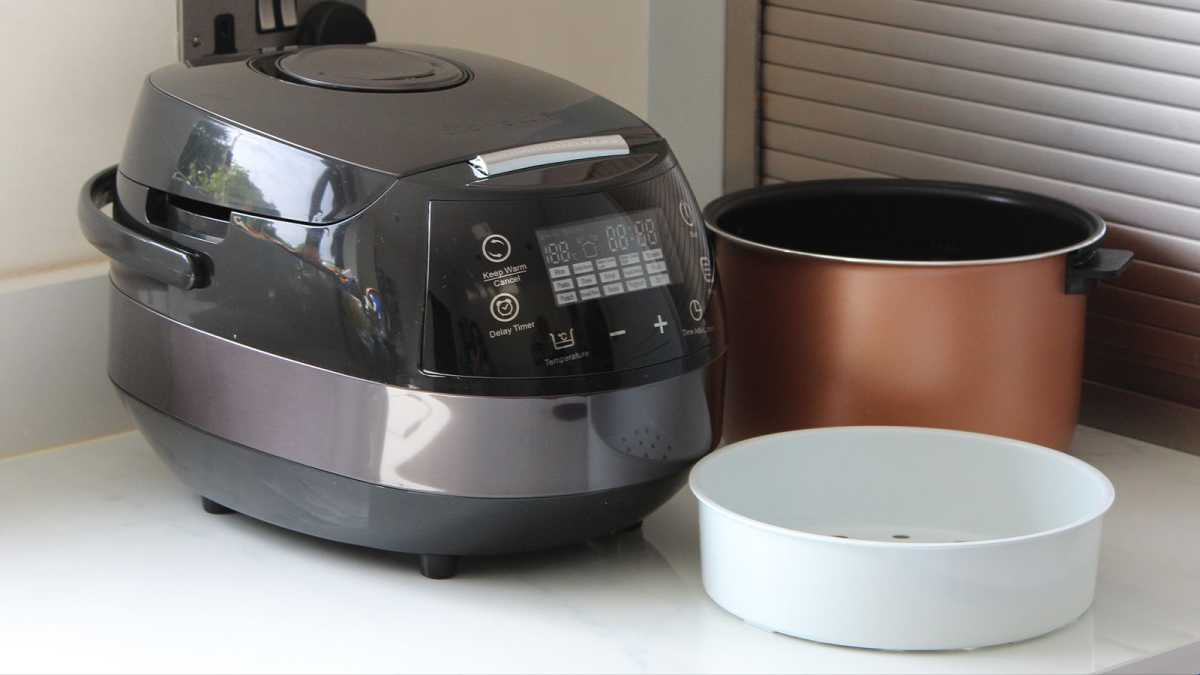 CleverChef with cooking pot and steamer basket