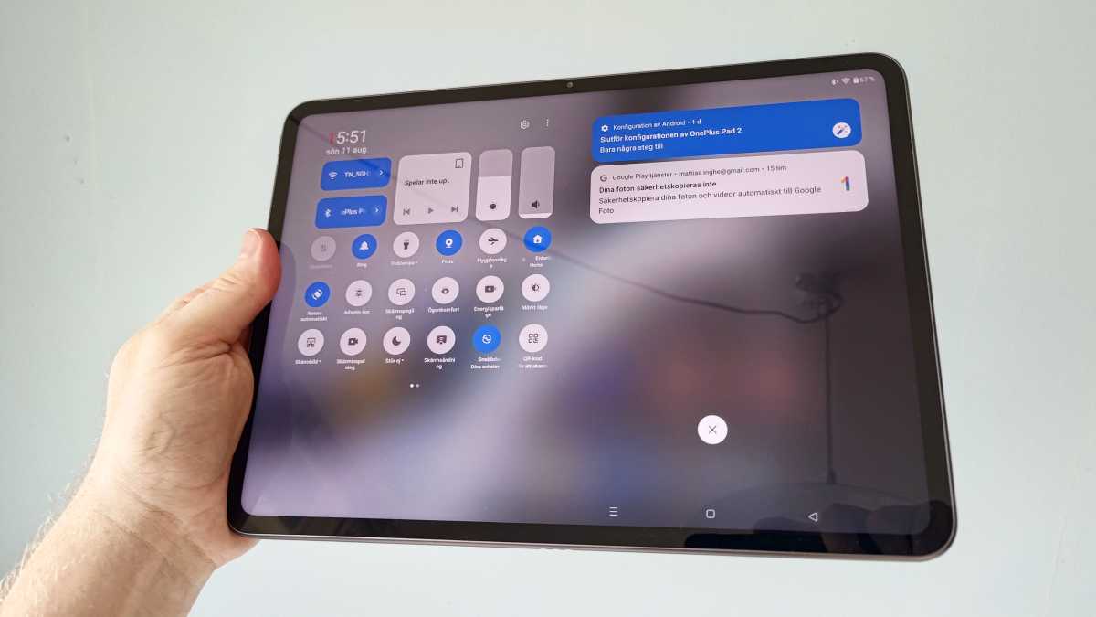 Oneplud Pad 2 i handen