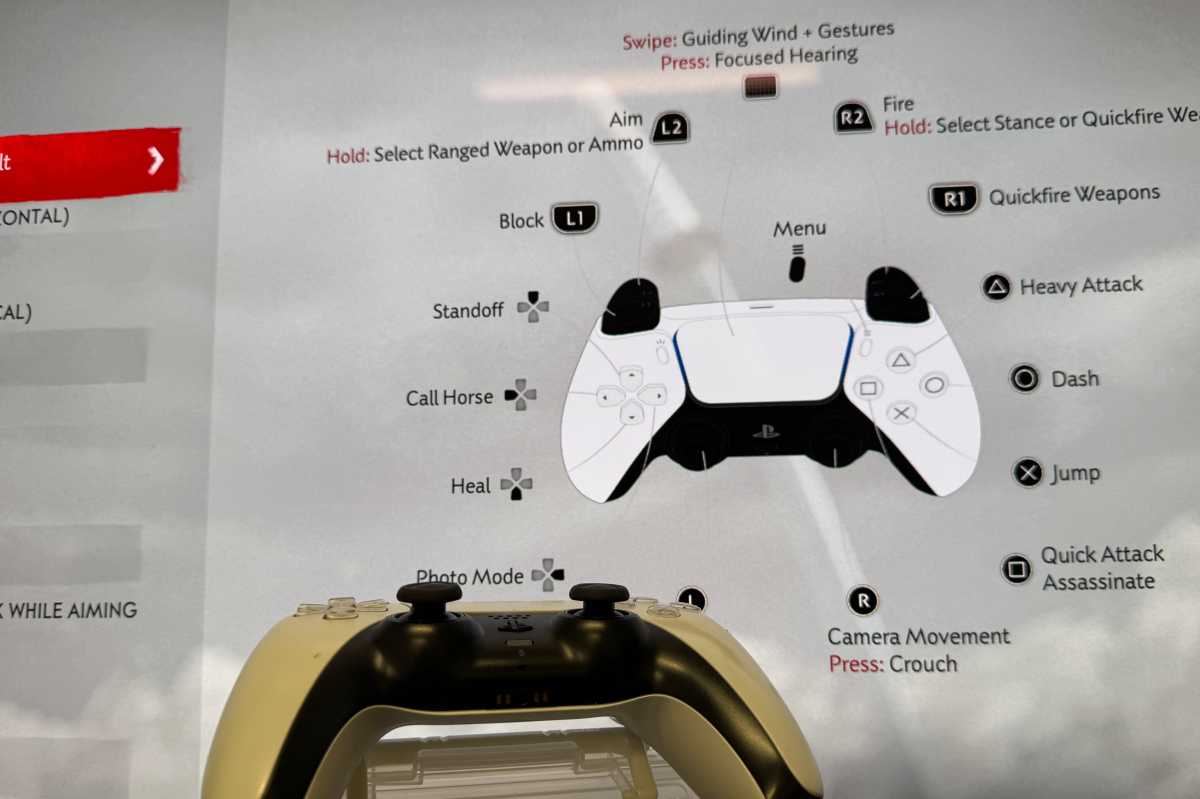 螢幕前的 PlayStation DualSense 控制器，帶有《對馬島之魂》按鈕映射