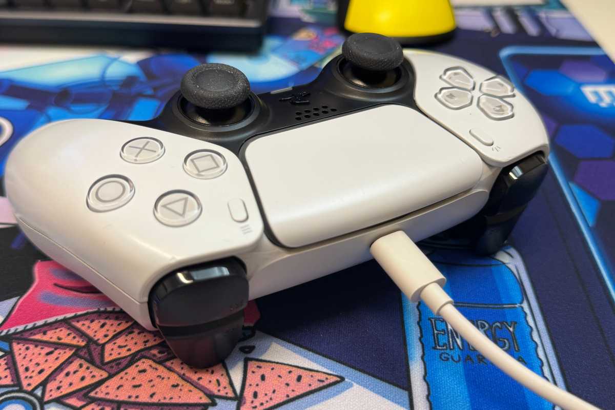 Mando PlayStation DualSense con su cable USB enchufado