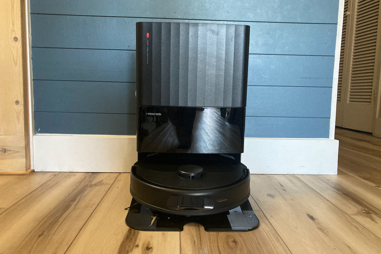 Washes its own mop heads: Roborock Qrevo S