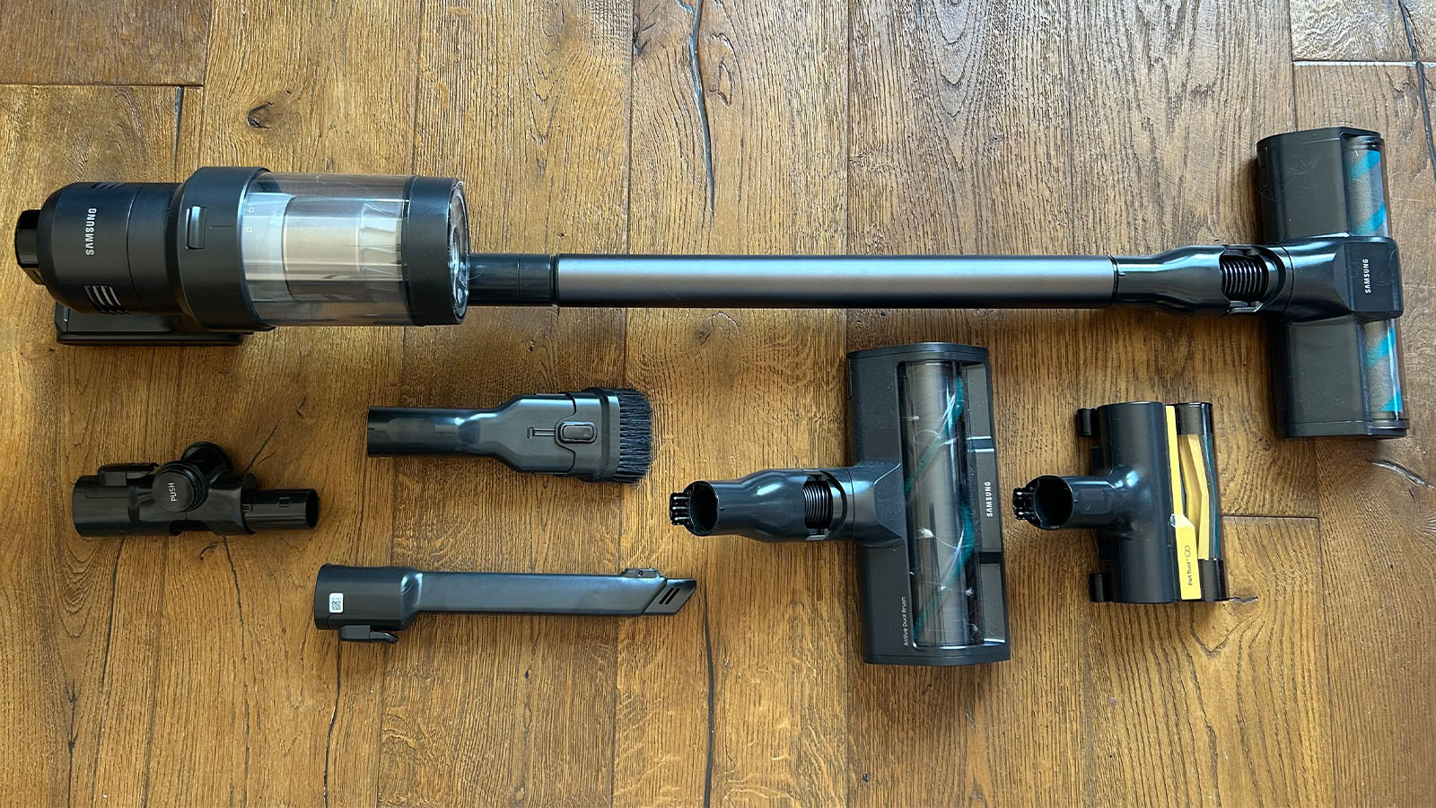 La aspiradora y las herramientas, colocadas en el suelo.