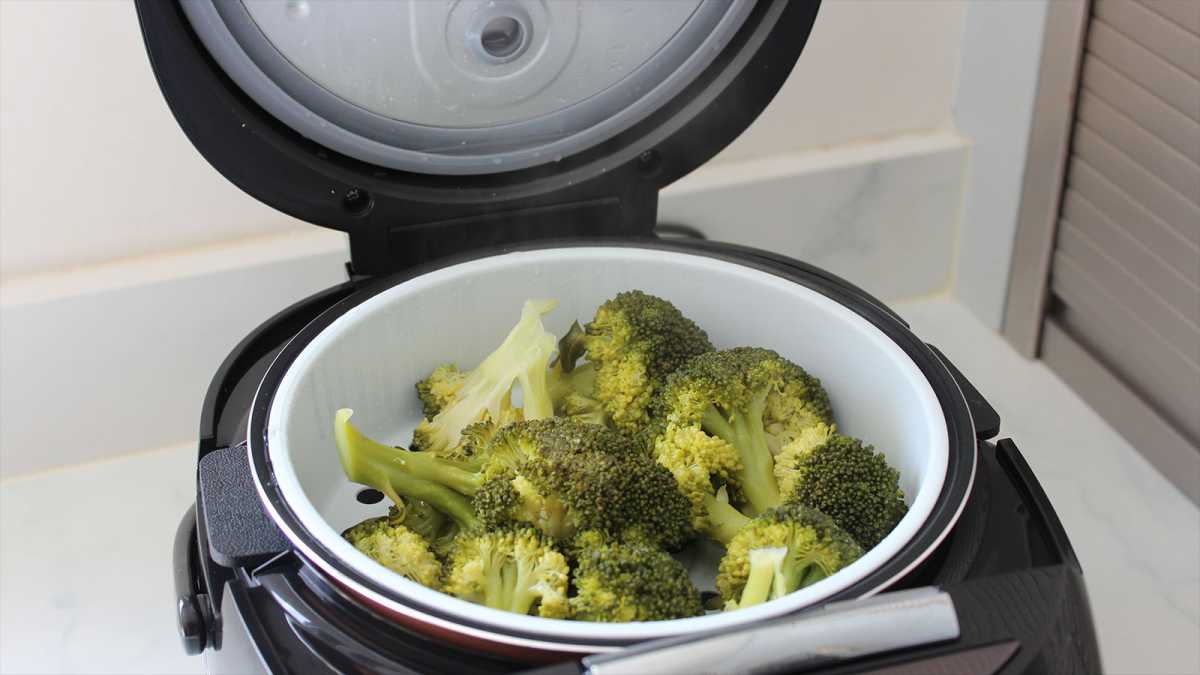 Broccoli cooking in the CleverChef