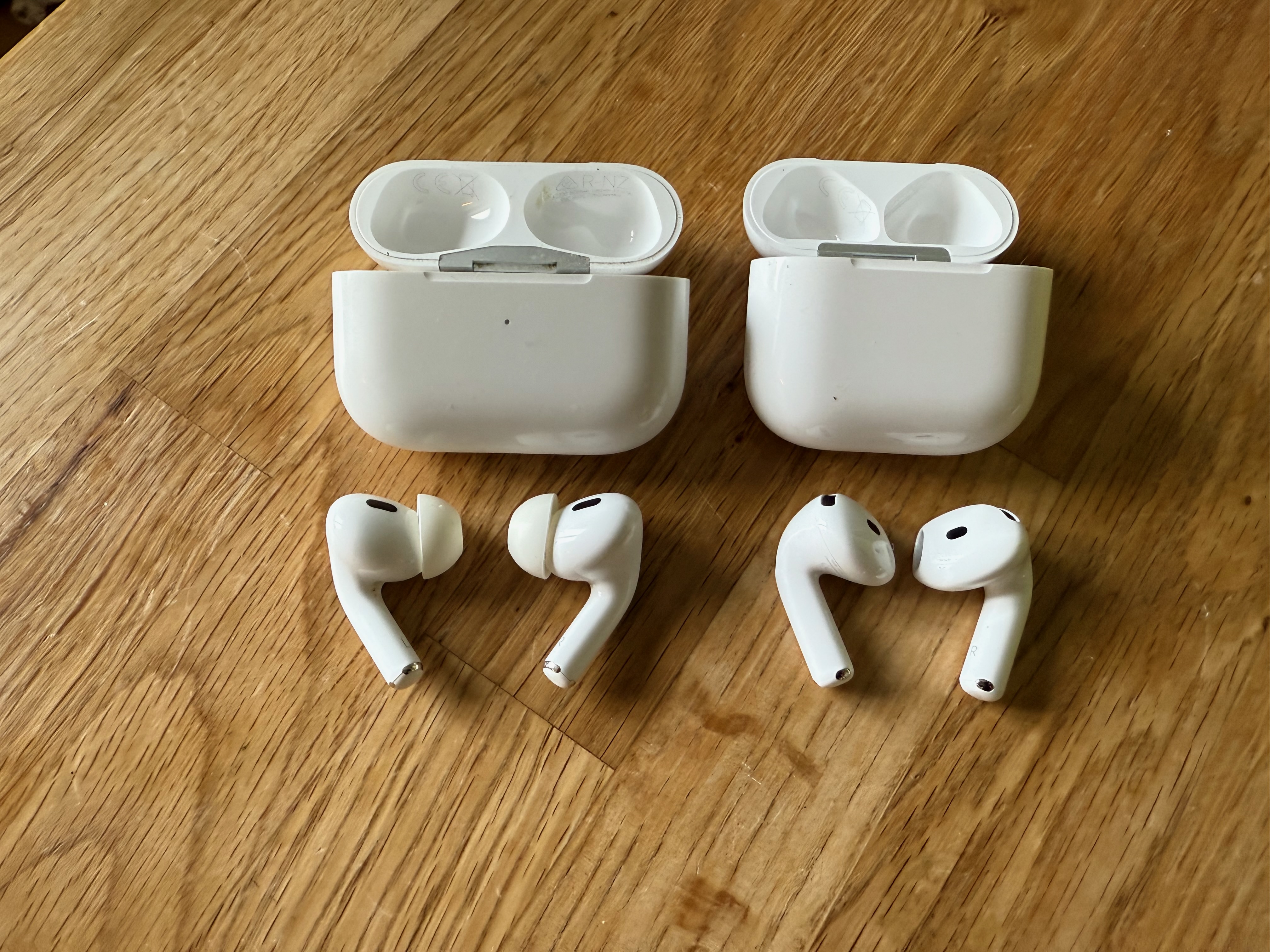 Airpods 4 bredvid AirPods Pro