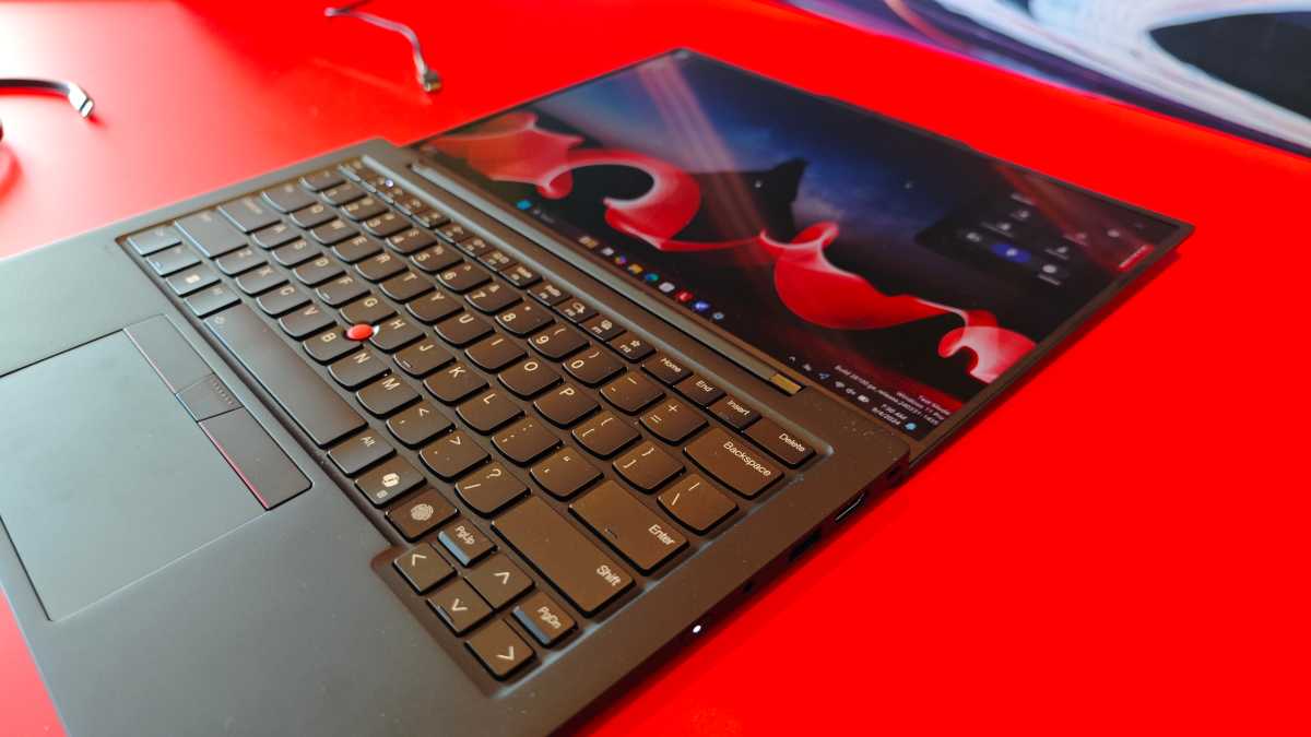 Lenovo’s ThinkPad X1 Carbon is a drool-worthy workhorse with a neat party trick