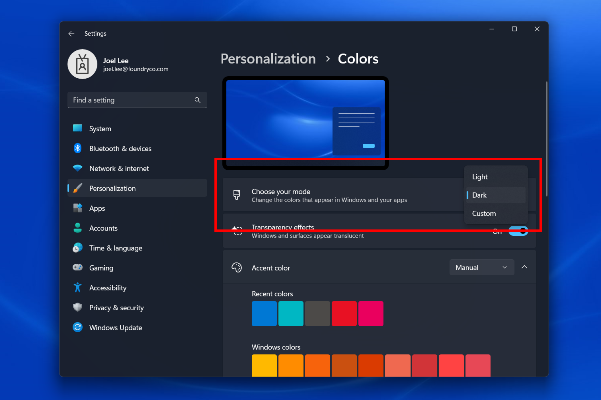 Selección del modo oscuro de Windows 11 en la captura de pantalla de Configuración