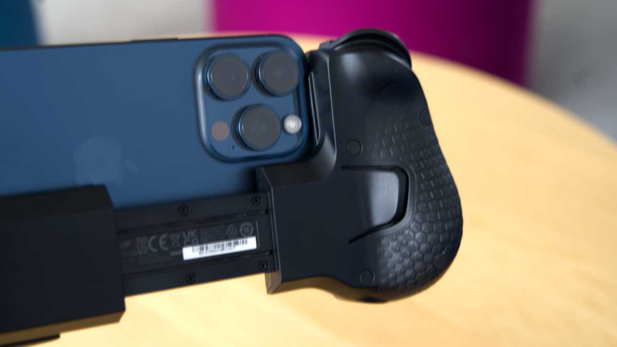 RÃ¼ckseite des Scuf Nomad mit gummiertem Griff, rÃ¼ckwÃ¤rtigem Paddel und Aussparung fÃ¼r Kamera des iPhone 15 Pro Max