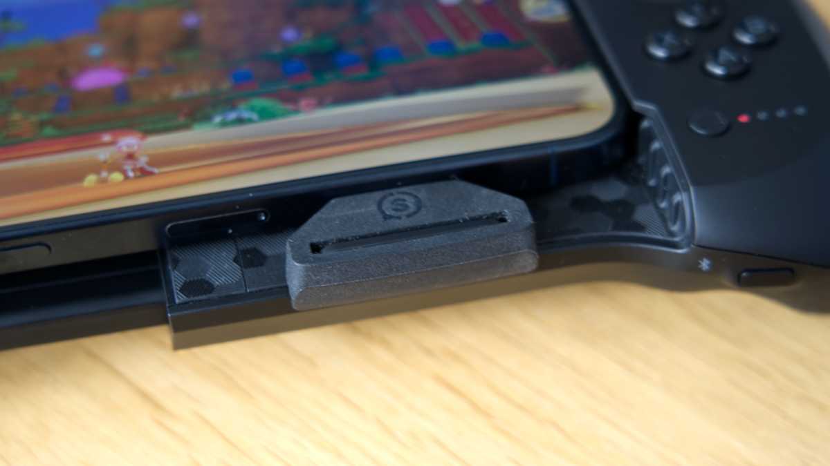 Nahaufnahme des Adapters des Scuf Nomad fÃ¼r iPhone 14 und iPhone 15