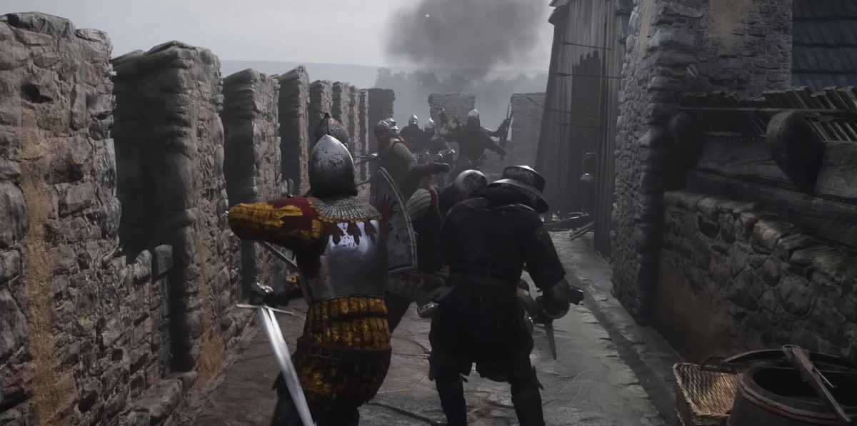 Kingdom Come Deliverance 2 seigt den Kampf schonungslos brutal: Auf engsten Mauern schlagen wir den ungarischen Soldaten Arme, Beine und Köpfe ab, durchlöchern sie mit Pfeilen oder ersschlagen sie mit Steinen.