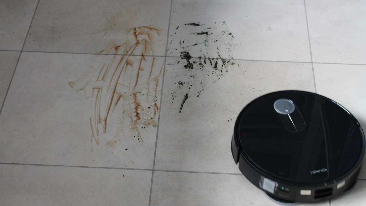 Qrevo Slim with leaks on a tiled floor