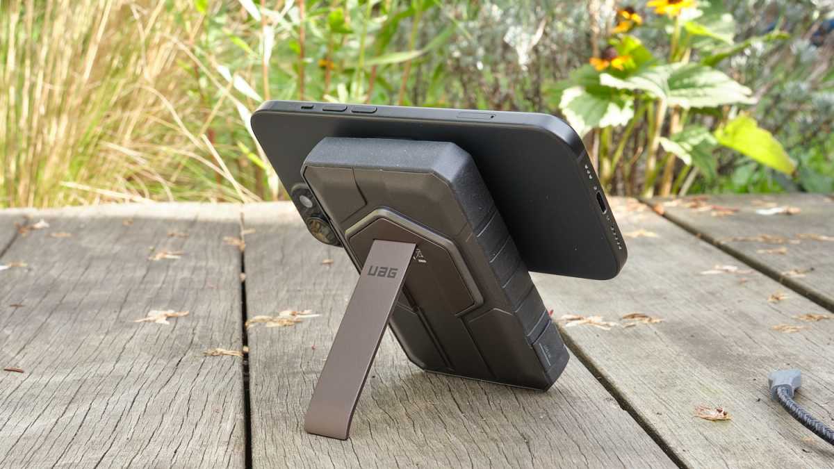 URBAN ARMOR GEAR Powerbank Magnetica 10.000 MAh - Ricarica Wireless 10W, Cavalletto Integrato, Impermeabile IPX6, Cavo USB-C Incluso, Per IPhone E Samsung