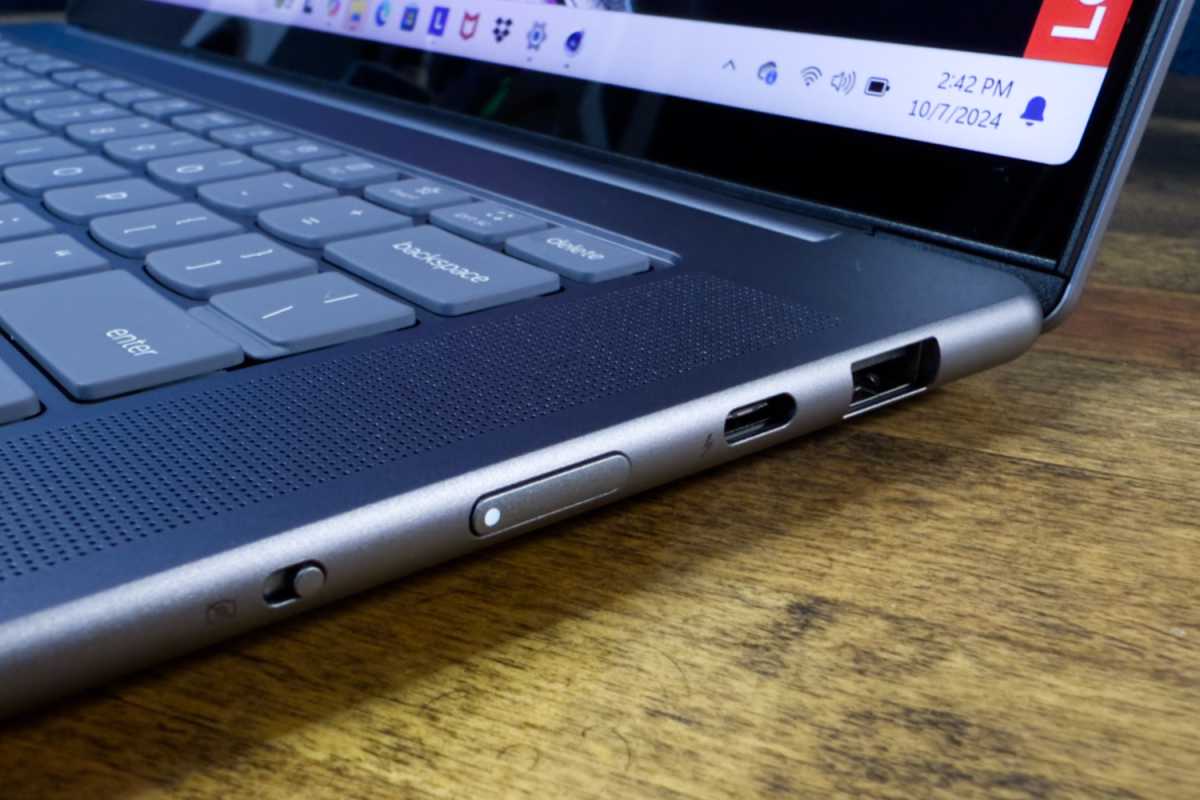 Lenovo Yoga Slim 7i Aura Edition ports