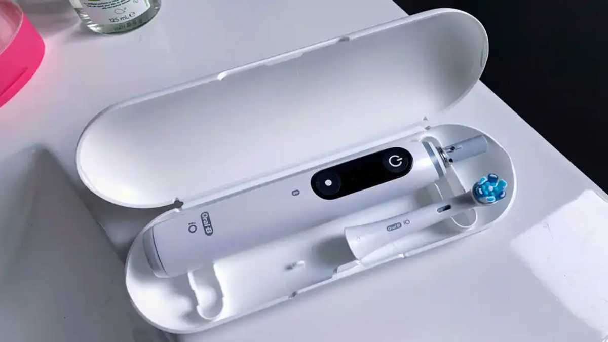 Oral-B iO6 in its charging case