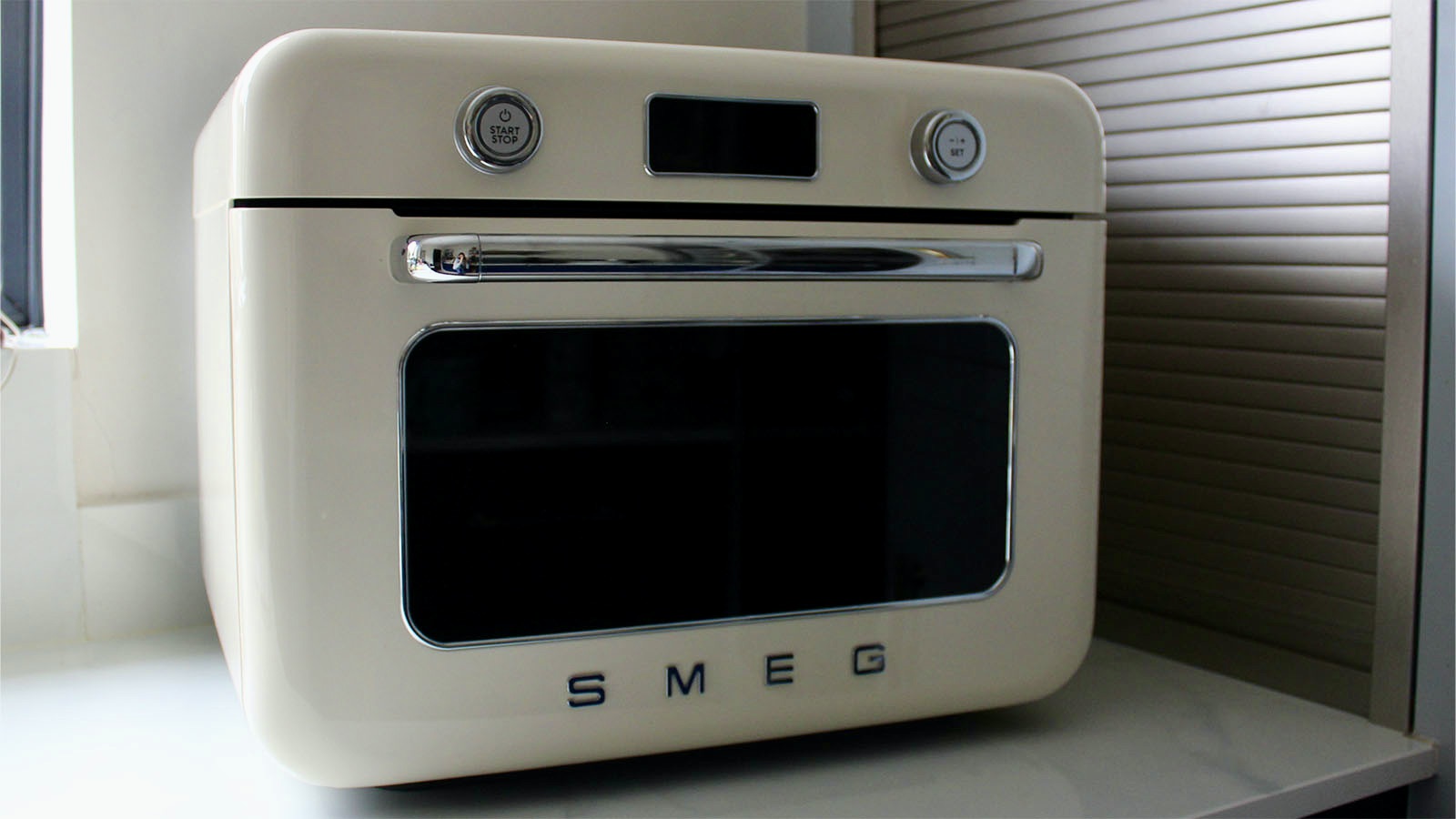  Smeg 10-in-1 Multifunction Countertop Oven - Most stylish appliance