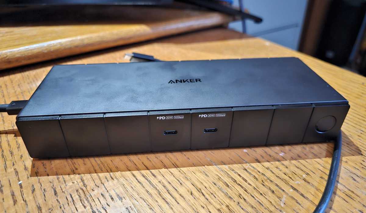 Anker 778 front Thunderbolt 4 dock