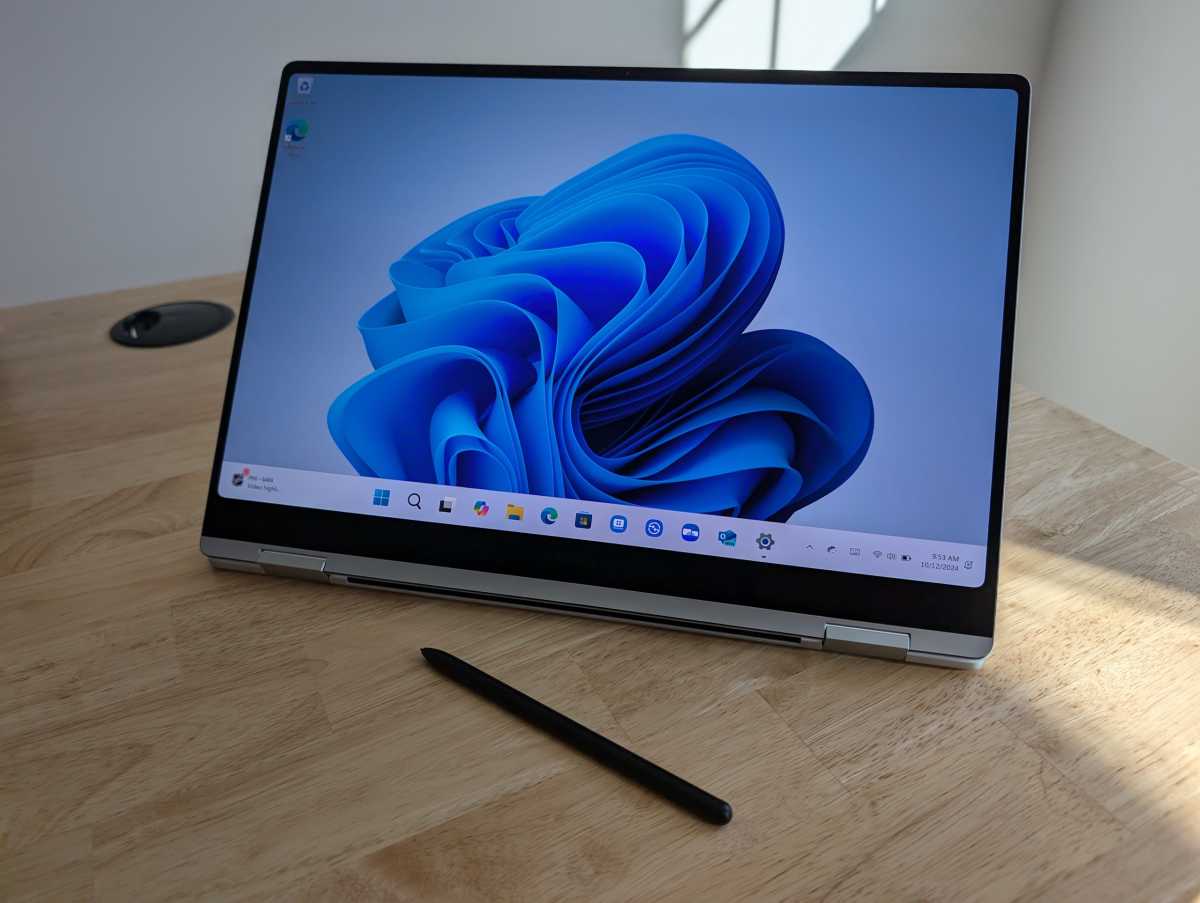 Samsung Galaxy Book5 Pro 360 display and pen