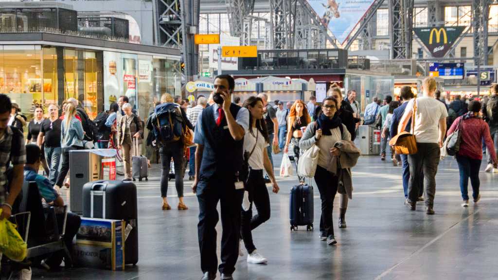 Image: Deutsche Bahn kapituliert vor Kritik: Gedruckte AnkunftsplÃ¤ne bleiben hÃ¤ngen