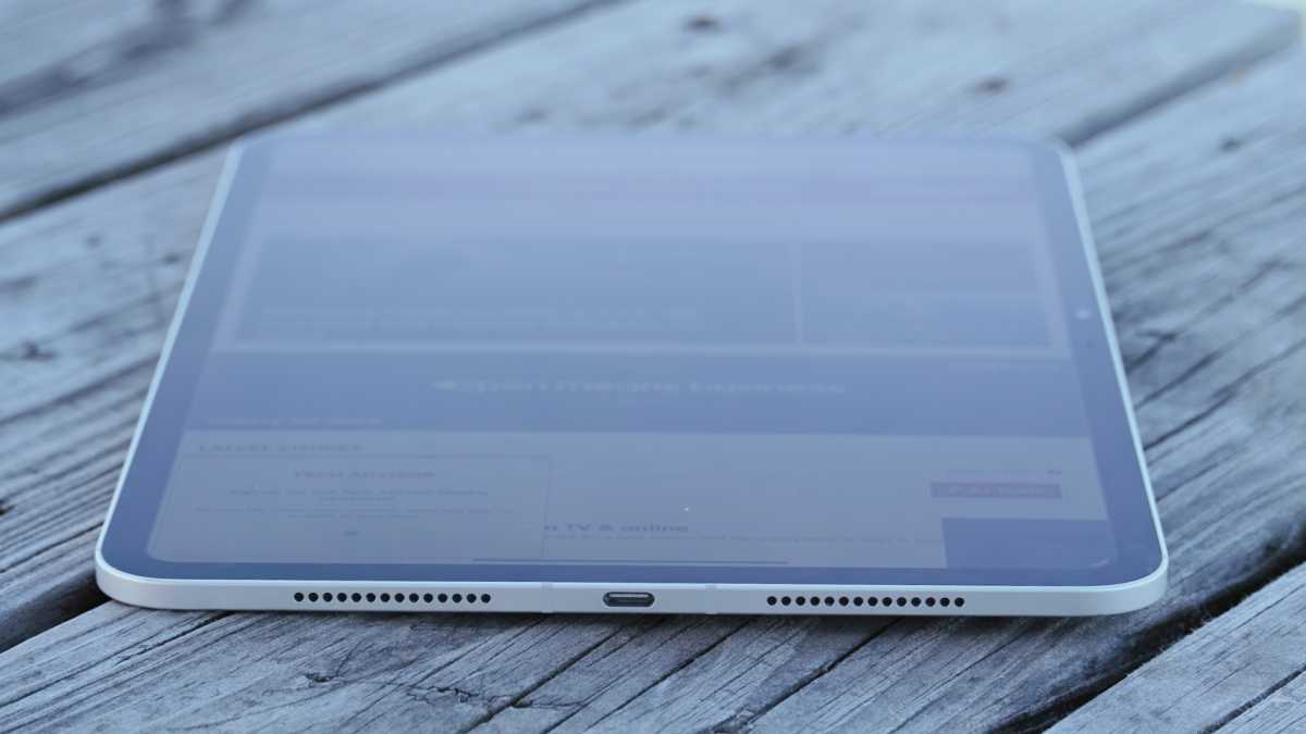 iPad Pro 11 M4 USB-C port and speakers