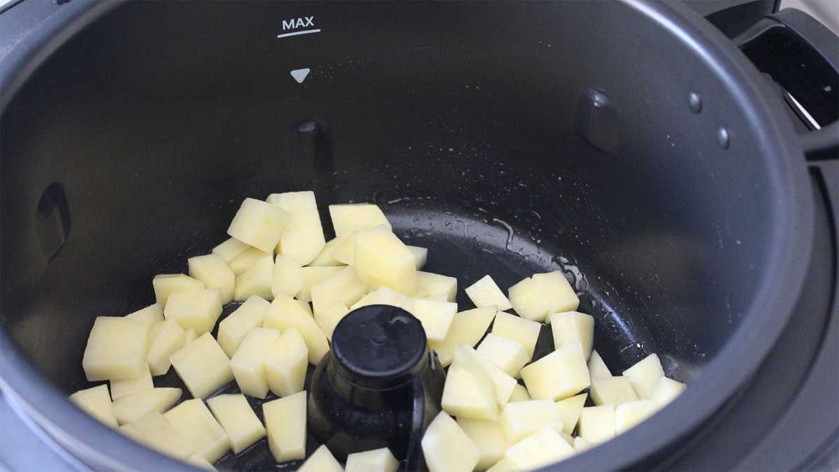 Cubed potatoes in the Tefal