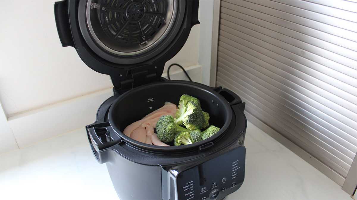 Chicken and broccoli in the Tefal